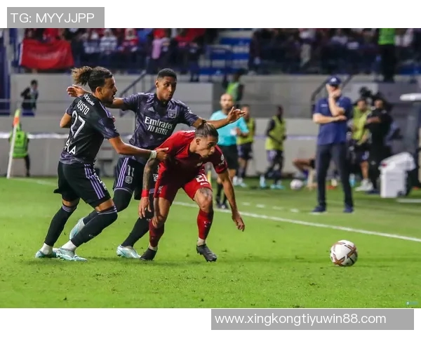 齐米卡斯精准直塞助攻弗格森突破防线可惜禁区内被拦截