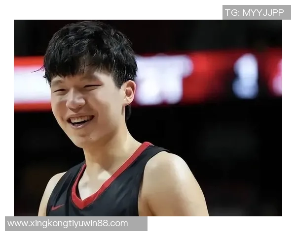 杨瀚森与女友首次同框合影凯尔登赛后甜蜜瞬间引发热议